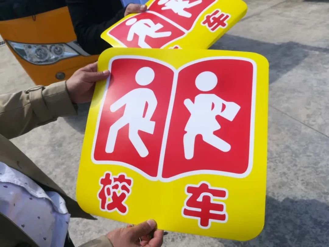 吉林：開學(xué)季 長白交警開展校車大“體檢”活動