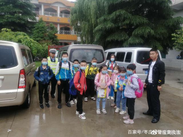 陜西寶雞：小學(xué)門口存在“黑校車”接送學(xué)生現(xiàn)象？查！