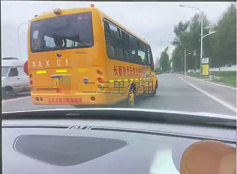 長春凈月第一實驗學校校車別停私家車？市民氣憤報警！