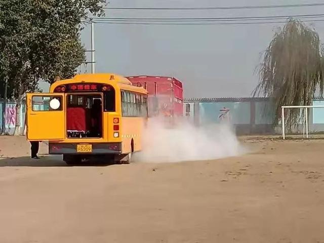徐水區教育和體育局舉行校車突發事件應急演練，為乘車師生安全保駕護航