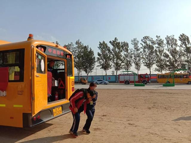 徐水區教育和體育局舉行校車突發事件應急演練，為乘車師生安全保駕護航