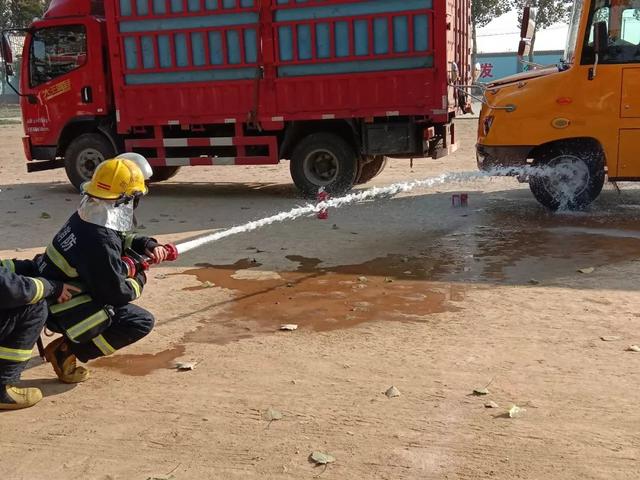徐水區教育和體育局舉行校車突發事件應急演練，為乘車師生安全保駕護航
