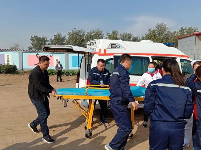 徐水區教育和體育局舉行校車突發事件應急演練，為乘車師生安全保駕護航