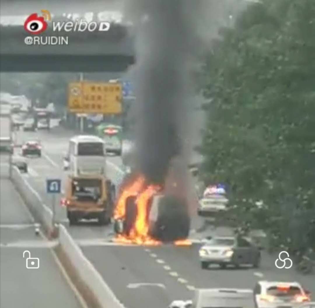 深圳市：交警通報今晨皇崗路貨車追尾校車事故