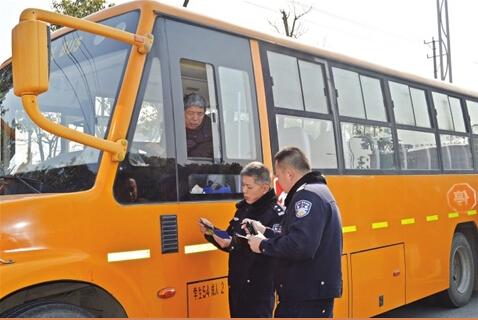 新寧縣嚴查校車安全隱患