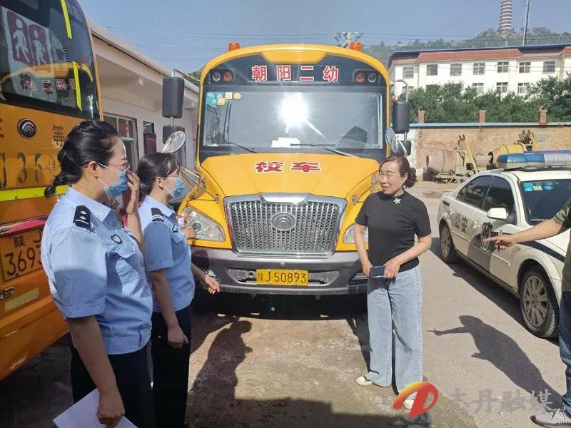 延安市志丹縣公安局交警大隊深入轄區幼兒園開展校車安全大檢查