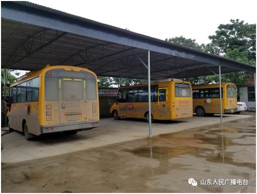 山東省:【爭議】省道旁的交接——跨區(qū)域校車一章難蓋,家長望眼欲穿 山東省:【爭議】省道旁的交接——跨區(qū)域校車一章難蓋,家長望眼欲穿