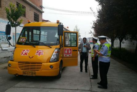 湖南省吉首交警嚴查“黑校車”