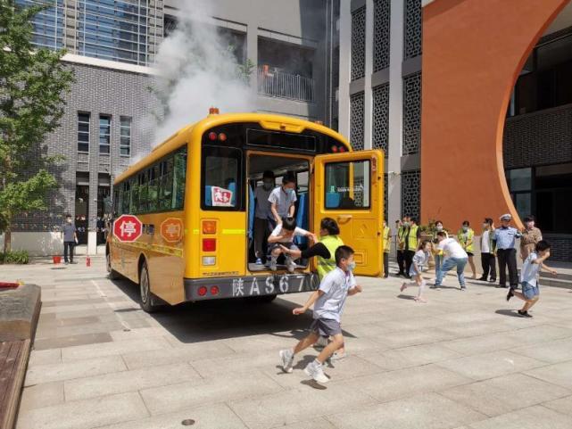 未央大隊深入轄區校園開展事故預防“減量控大”校車應急避險演練