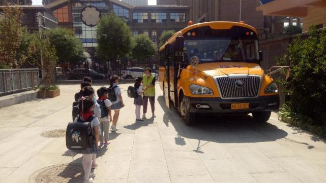 未央大隊深入轄區校園開展事故預防“減量控大”校車應急避險演練