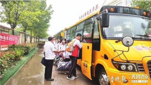 方便郊區2390名學生中考，膠州派64部校車專門去學校接人