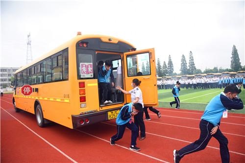 榮成：開展校車應急演練 保障師生出行安全