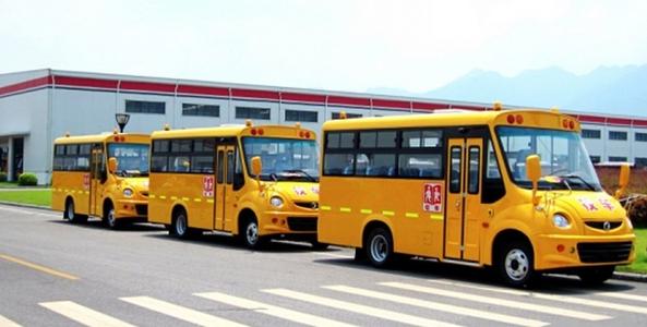 “校車起火了，孩子們跟我來！” 四川自貢沿灘開展校車應急逃生演練