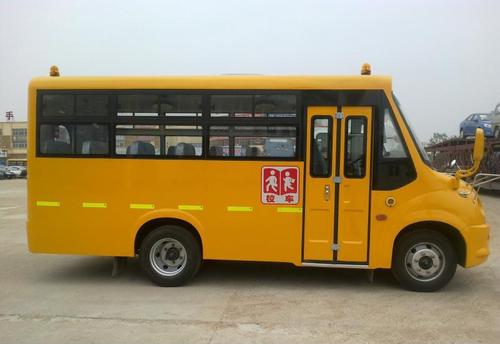 “校車起火了，孩子們跟我來！” 四川自貢沿灘開展校車應急逃生演練