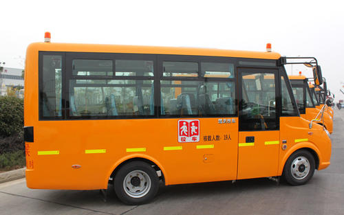 吉林四平交警查獲一輛“黑校車”