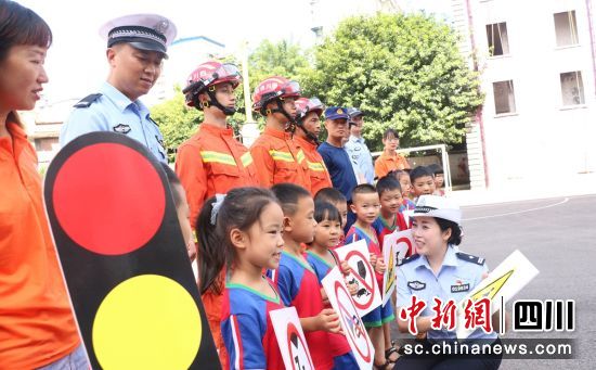 沿灘：聯(lián)合開展校車防火應(yīng)急逃生演練