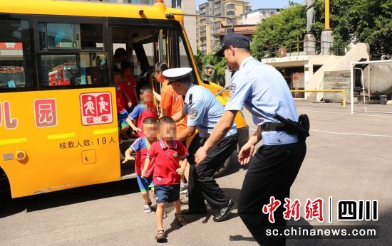 沿灘：聯(lián)合開展校車防火應(yīng)急逃生演練