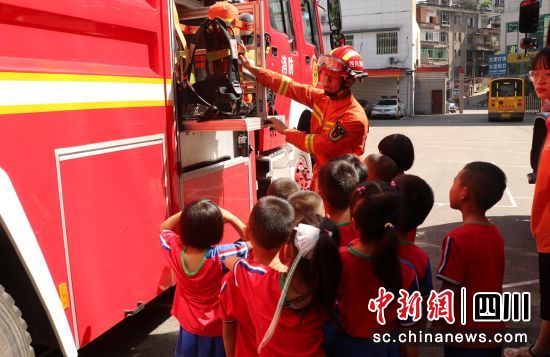 沿灘：聯(lián)合開展校車防火應(yīng)急逃生演練