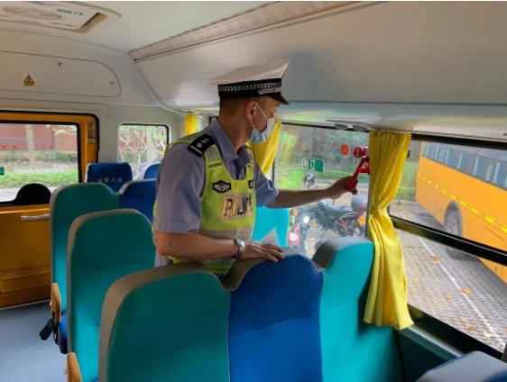 廣東里水學生返校時間越來越近，校車安全檢查起來~