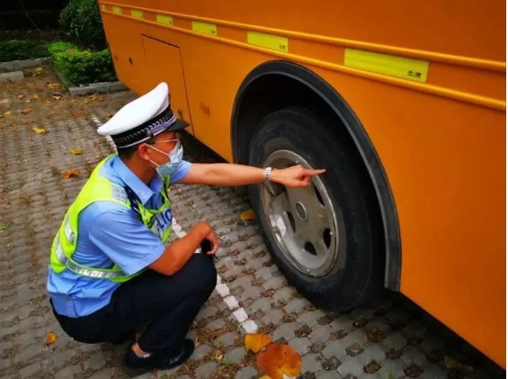 廣東里水學生返校時間越來越近，校車安全檢查起來~