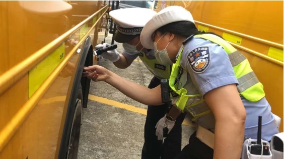 廣東里水學生返校時間越來越近，校車安全檢查起來~