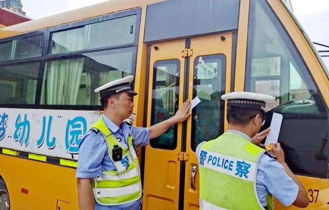 呵護兒童成長,關注校車安全!臨洮交警蜀黍這樣做 呵護兒童成長,關注校車安全!臨洮交警蜀黍這樣做
