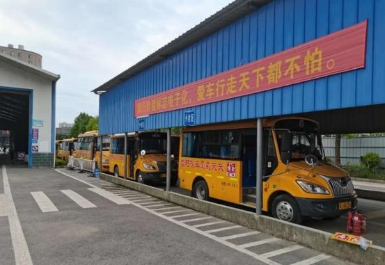 湖北崇陽：秋季開學在即，交警開展校車安全大檢查