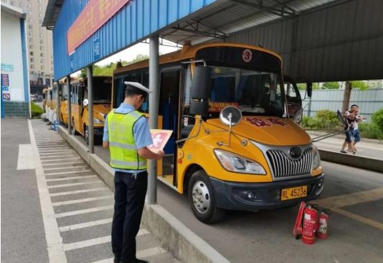 湖北崇陽：秋季開學在即，交警開展校車安全大檢查
