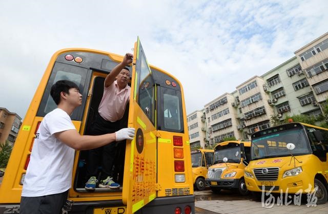 河北邯鄲:校車“體檢”迎接開學 河北邯鄲:校車“體檢”迎接開學