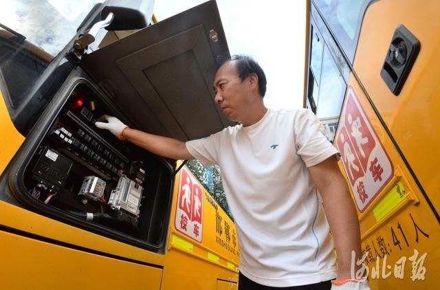 河北邯鄲:校車“體檢”迎接開學 河北邯鄲:校車“體檢”迎接開學