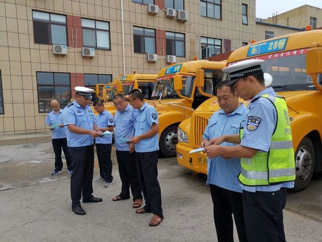 煙臺牟平：檢驗(yàn)校車 確保開學(xué)接送學(xué)生安全運(yùn)行