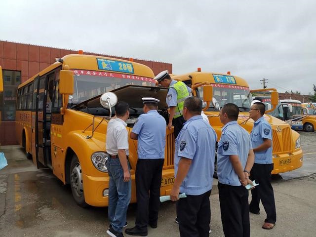 煙臺牟平：檢驗(yàn)校車 確保開學(xué)接送學(xué)生安全運(yùn)行