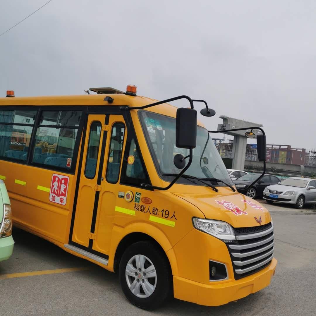 臨沂市蒙陰交警為90輛“校車”進(jìn)行“體檢”迎接“開學(xué)季”