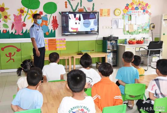 幼兒安全無(wú)小事,臨沂交警走進(jìn)幼兒園開(kāi)展校車(chē)交通事故應(yīng)急演練 幼兒安全無(wú)小事,臨沂交警走進(jìn)幼兒園開(kāi)展校車(chē)交通事故應(yīng)急演練