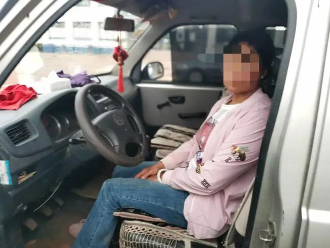 【家長安全意識淡薄】尋甸一7座面包車塞33個孩子，黑校車100塊“包月”，家長心真大！