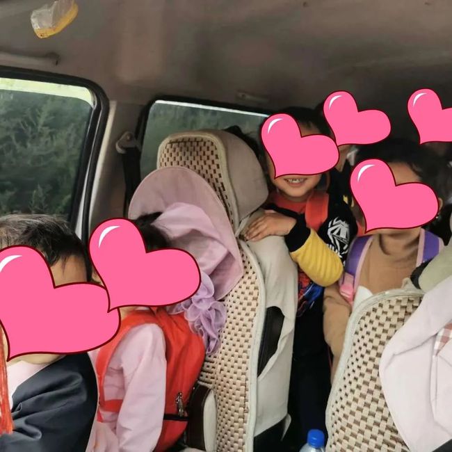 【家長安全意識淡薄】尋甸一7座面包車塞33個孩子，黑校車100塊“包月”，家長心真大！