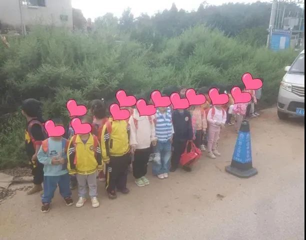 【家長安全意識淡薄】尋甸一7座面包車塞33個孩子，黑校車100塊“包月”，家長心真大！