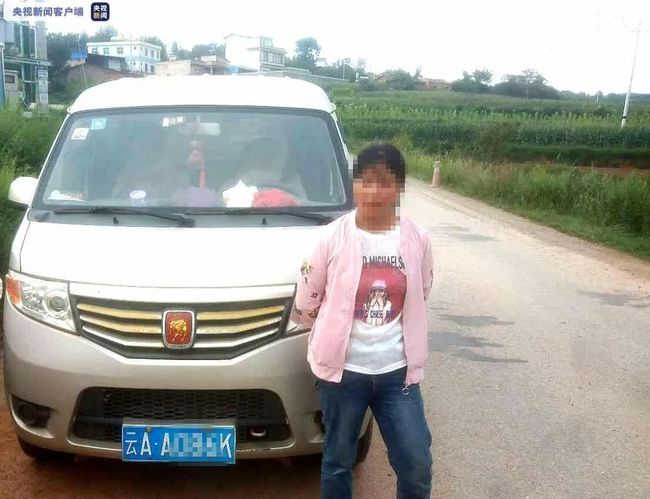 【家長安全意識淡薄】尋甸一7座面包車塞33個孩子，黑校車100塊“包月”，家長心真大！