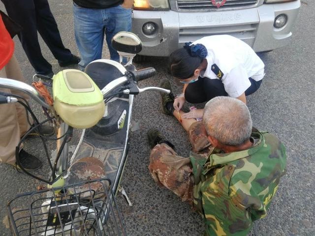 路遇六旬老人受傷,校車員工毫不猶豫上前救助 路遇六旬老人受傷,校車員工毫不猶豫上前救助