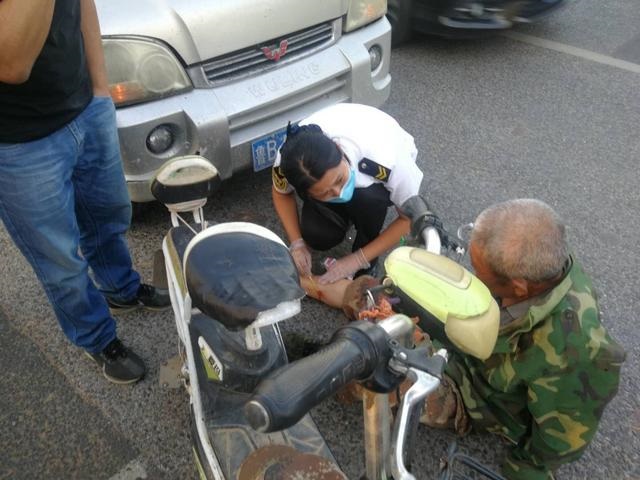 路遇六旬老人受傷,校車員工毫不猶豫上前救助 路遇六旬老人受傷,校車員工毫不猶豫上前救助