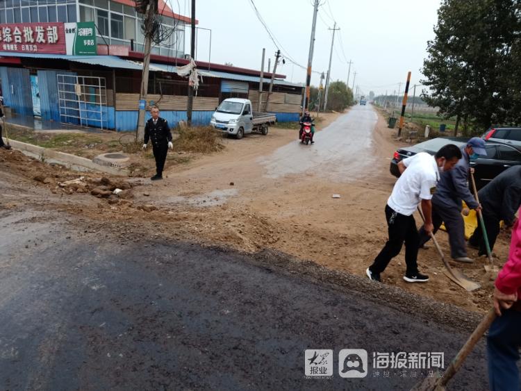 最美校車(chē)人:交運(yùn)校車(chē)駕駛員義務(wù)墊土修路 方便過(guò)往行人 最美校車(chē)人:交運(yùn)校車(chē)駕駛員義務(wù)墊土修路 方便過(guò)往行人