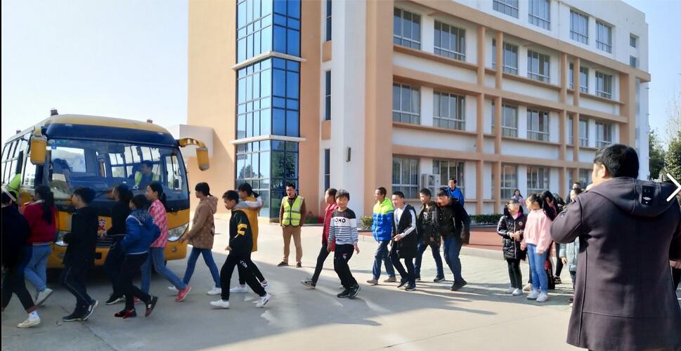 湖北省江陵希望小學：開展校車消防安全演練