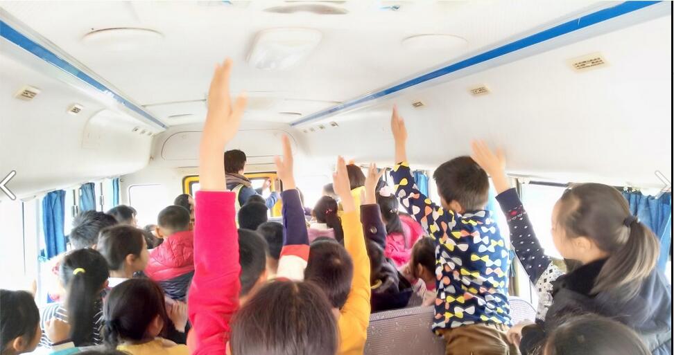 湖北省江陵希望小學：開展校車消防安全演練