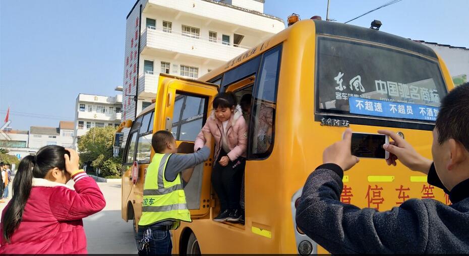 湖北省江陵希望小學：開展校車消防安全演練
