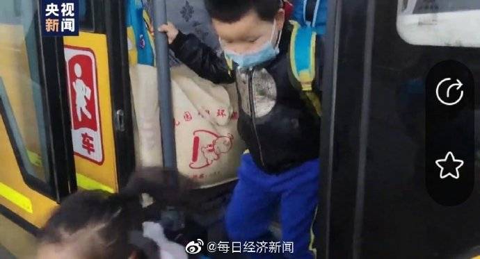 嚴重超載！新疆：幼兒園校車核載19人實載31人