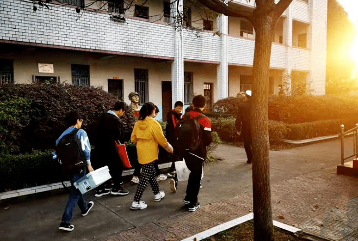 澧縣：“黑校車”超員，交警大隊依法處罰！