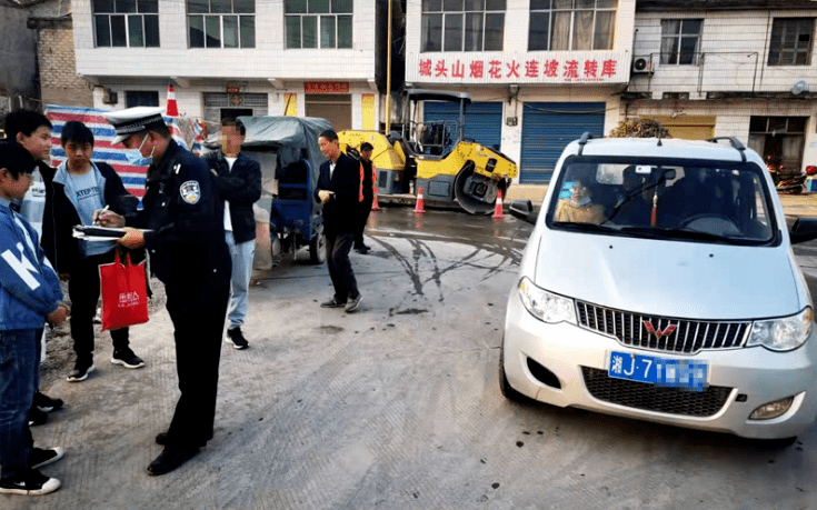 澧縣：“黑校車”超員，交警大隊依法處罰！