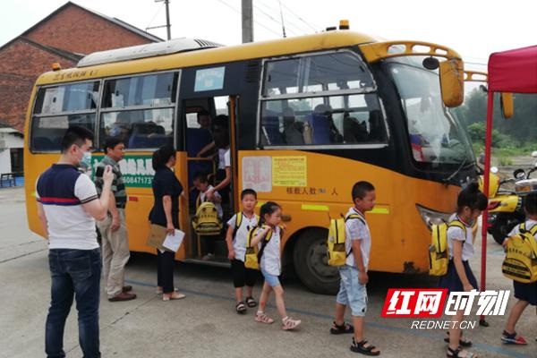 湖南:桃江為學(xué)生護(hù)航 編織校車(chē)安全監(jiān)管網(wǎng) 湖南:桃江為學(xué)生護(hù)航 編織校車(chē)安全監(jiān)管網(wǎng)