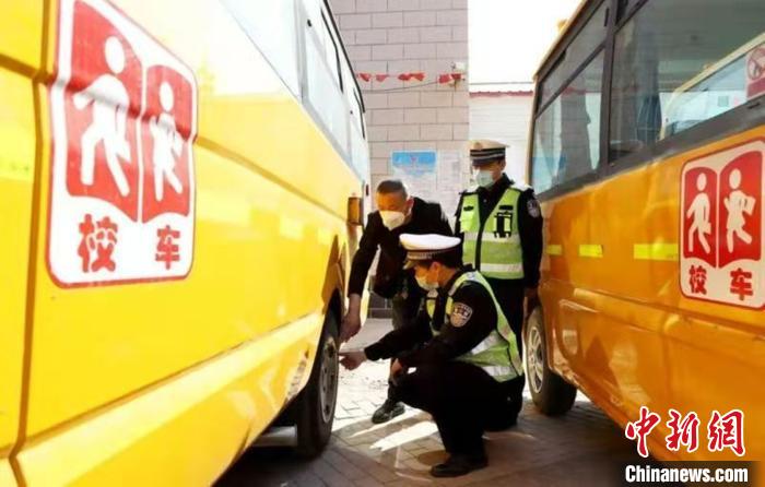 圖為河北開(kāi)展接送學(xué)生車輛交通安全大檢查。河北省交管局供圖