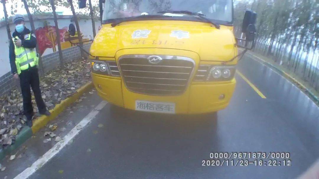 焦作武陟:這輛“黑校車”問(wèn)題多,無(wú)牌,超員 焦作武陟:這輛“黑校車”問(wèn)題多,無(wú)牌,超員